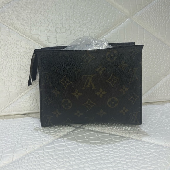 ONE DAY SALE Louis Vuitton Monogram Toiletry cosmetic Pouch Bag 19, DISCONTINUED - Picture 6 of 11
